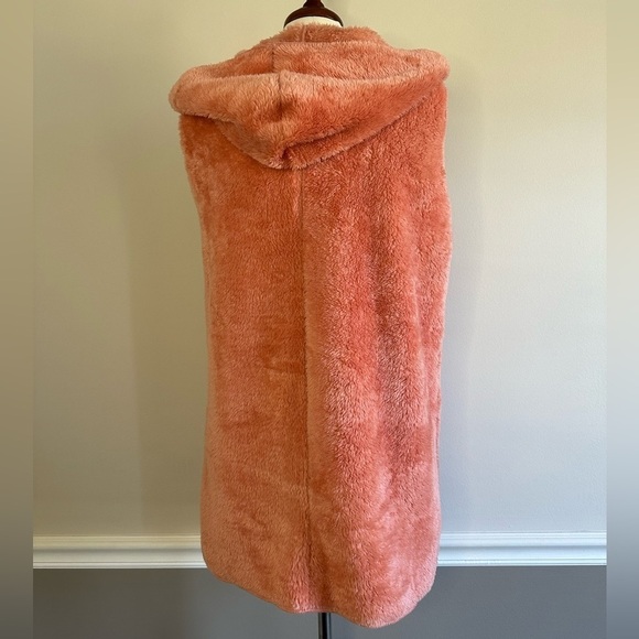 Zenana Outfitters faux fur vest., Size S, EUC - Picture 2 of 5